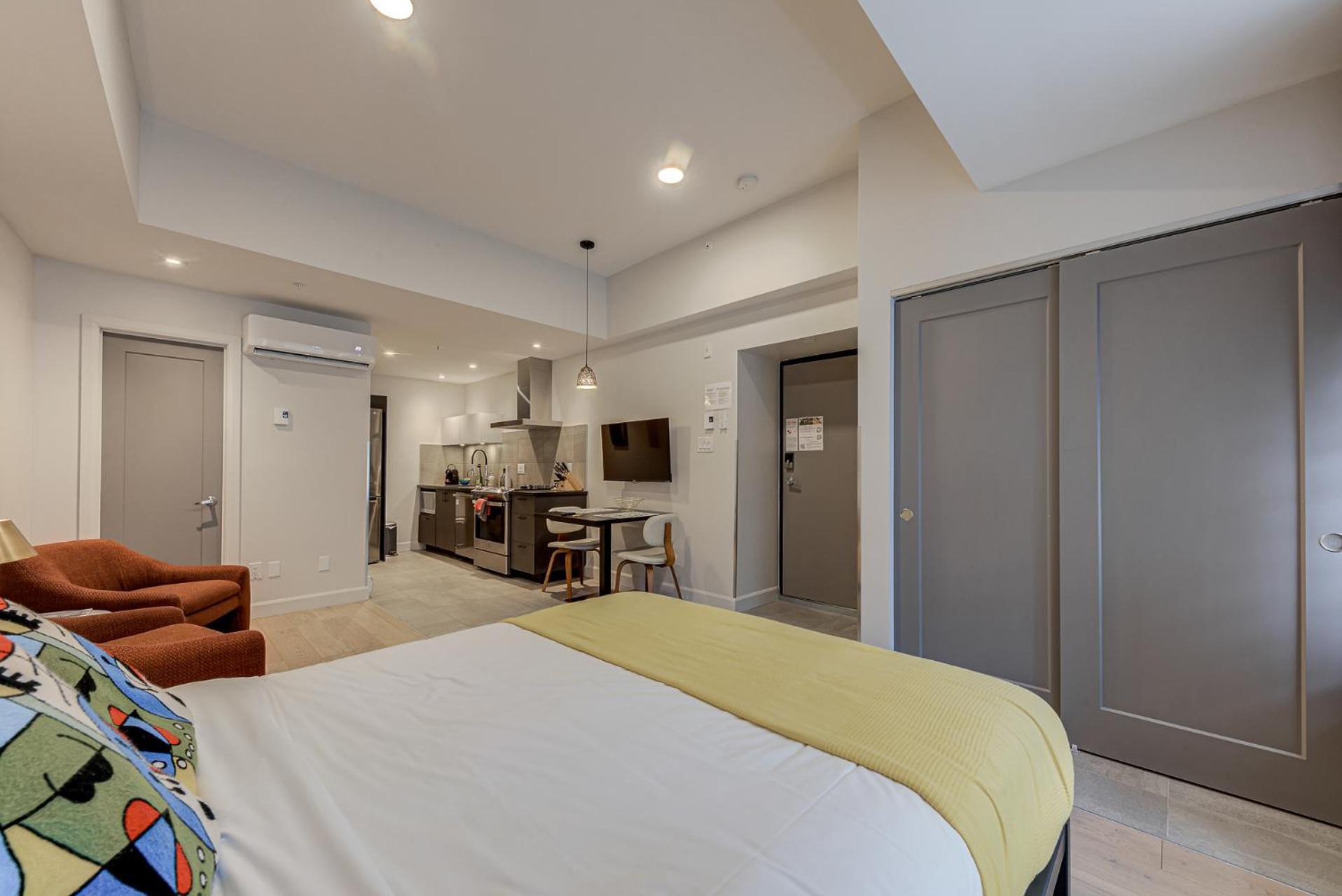77 St-Vallier Quebec City Room photo